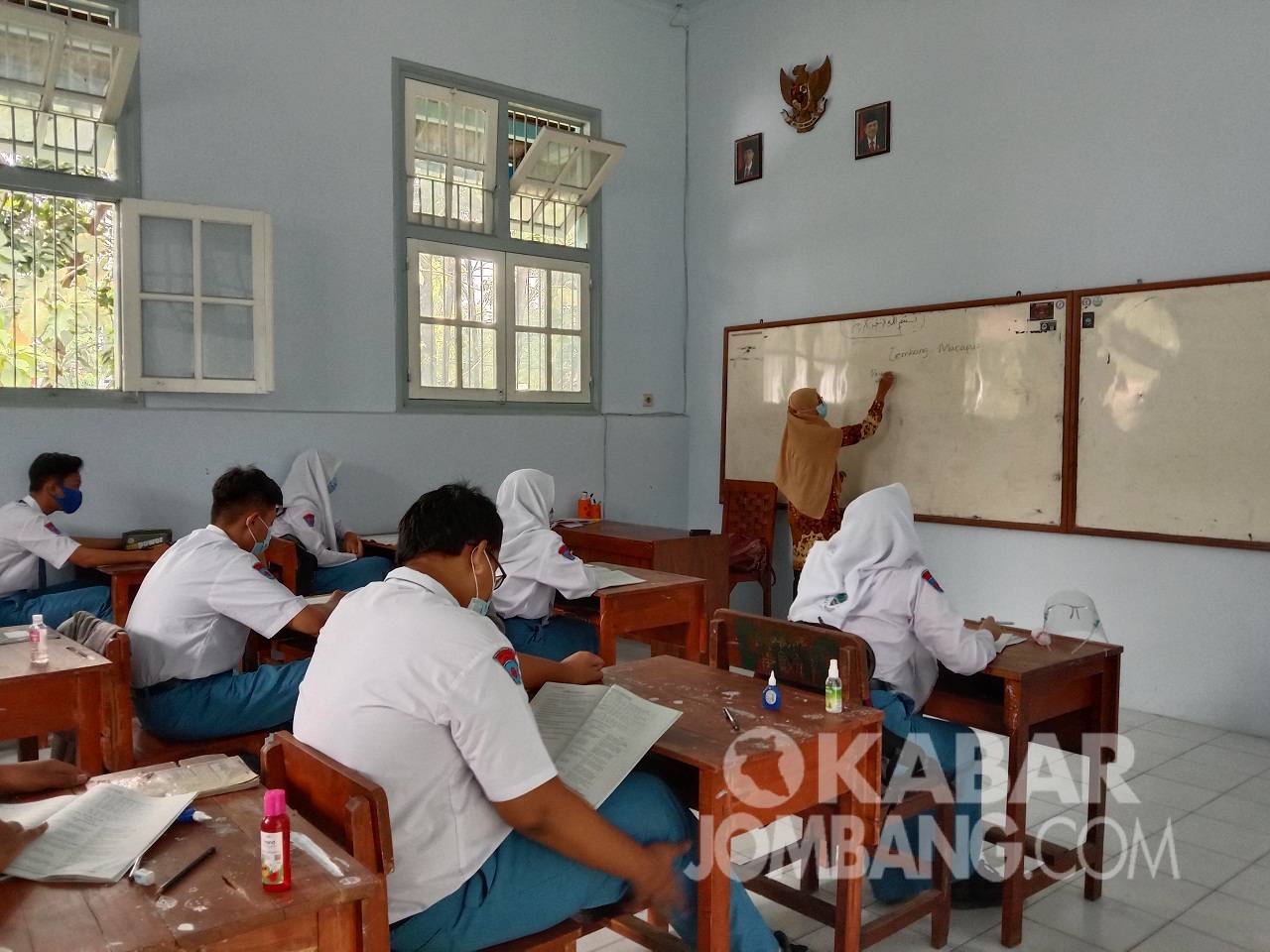 Pelaksanaan sekolah tatap muka di Kabupaten Jombang, Selasa (6/4/2021). KabarJombang.com/Anggraini Dwi/