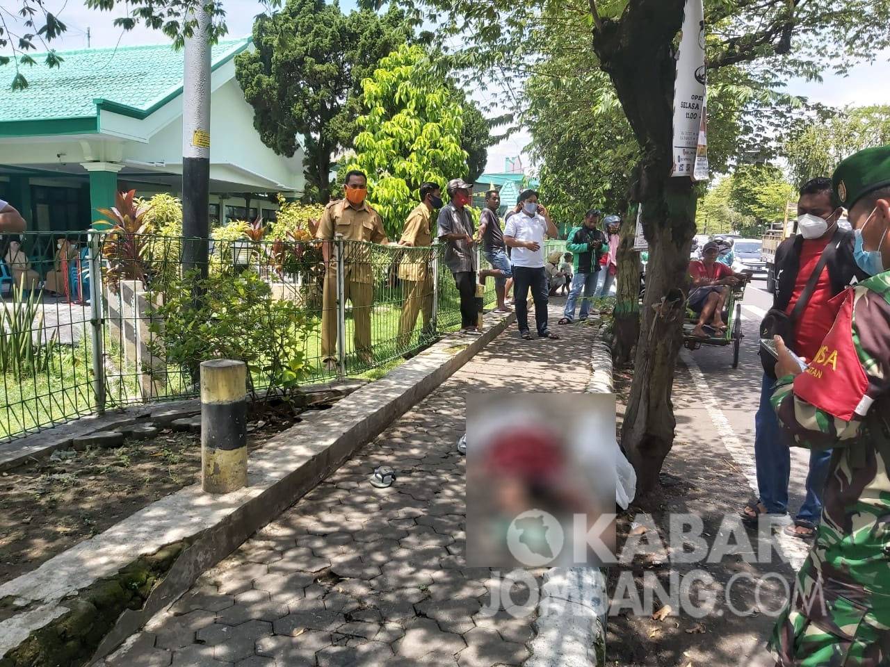 Jenazah tukang becak yang tewas mendadak sebelum dievakuasi di jalan Bupati R Soedirman (eks jalan Patimura) Kabupaten Jombang, Senin (5/4/2021). KabarJombang.com/Dea Yogie/