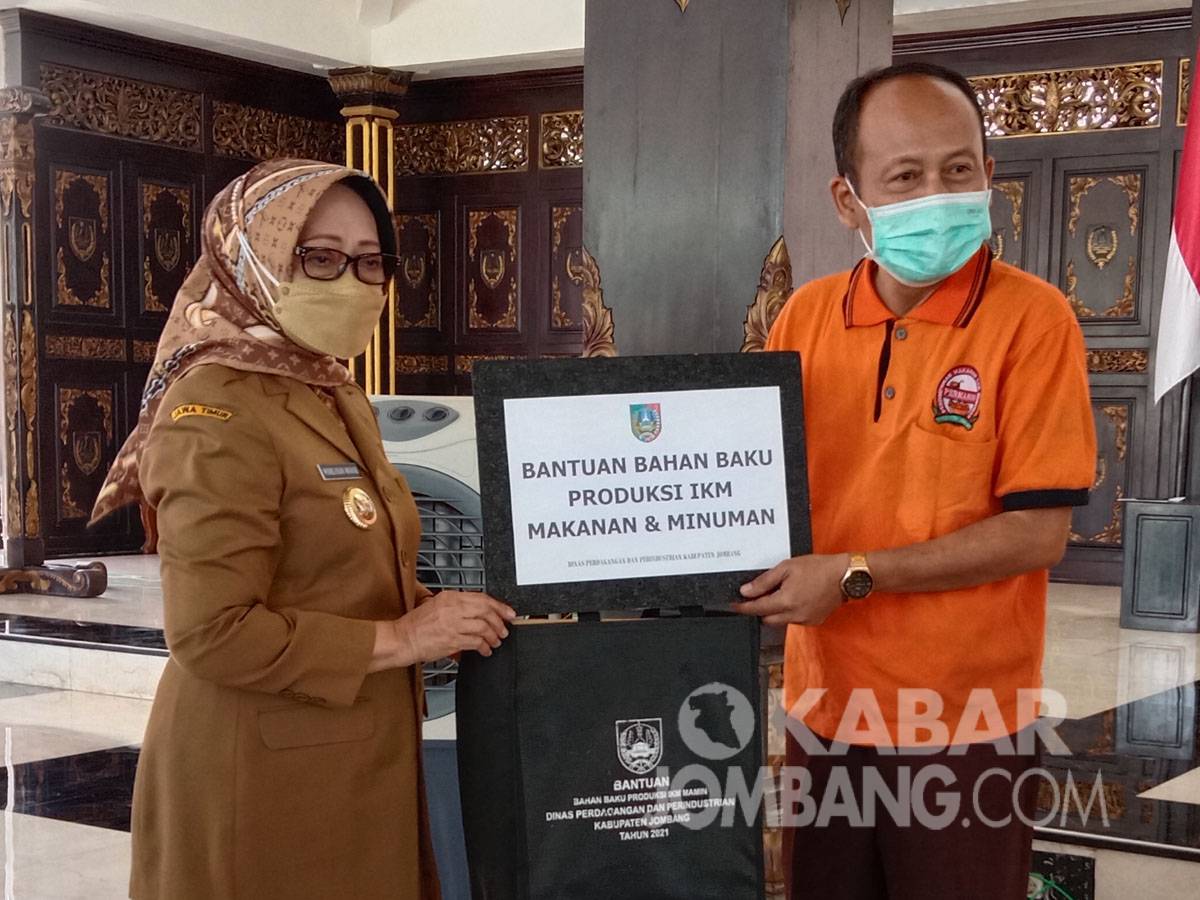 Bupati Jombang Mundjidah Wahab (kiri) menyerahkan bantuan secara simbolis kepada pelaku usaha kecil. KabarJombang.com/Anggraini Dwi/