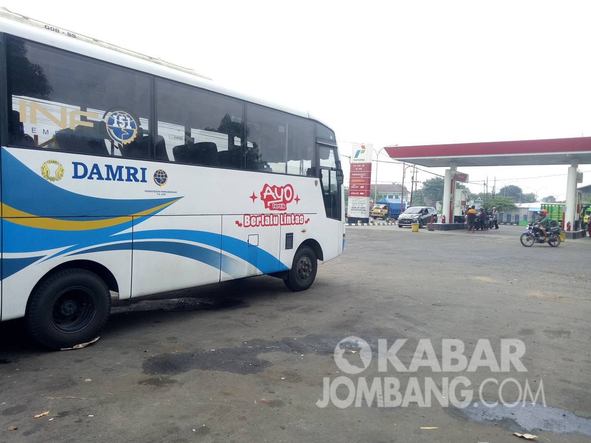 Bus DAMRI jurusan Mojoagung-Wonosalam mengetem di SPBU Gambiran. KabarJombang.com/Diana Kusuma/