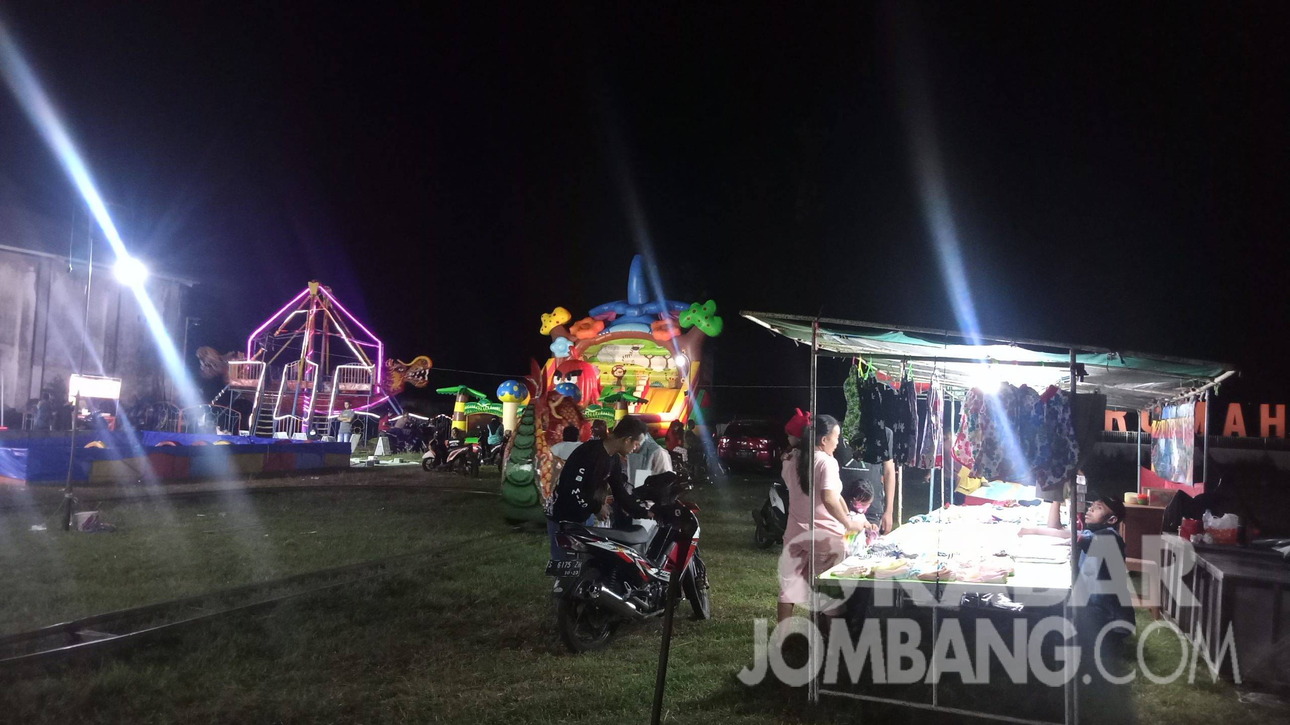 Pasar malam di Lapangan Kecamatan Mojowarno, Kabupaten Jombang. Kabarjombang.com/Daniel Eko/