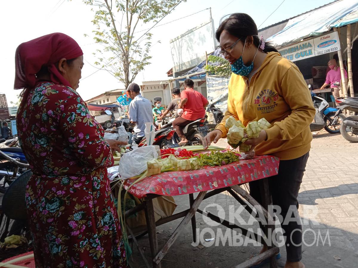 Penjual janur dan cangkang ketupat di Pasar Peterongan Jombang. Kabarjombang.com/Anggraini Dwi/