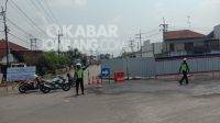 Pertigaan bioskopan Jalan Raya Ploso arah Babat Lamongan ditutup sementara mulai, Senin (24/5/2021). KabarJombang.com/Diana Kusuma Negara/