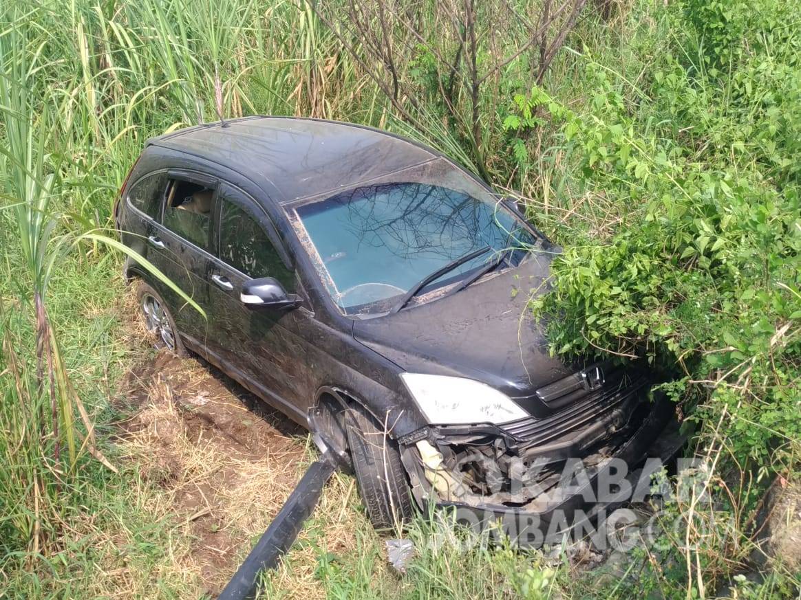 Honda CRV mengalami kecelakaan tunggal nyungsep di kebun tebu Mojoagung, Jombang pada Selasa (18/5/2021). KabarJombang.com/istimewa/