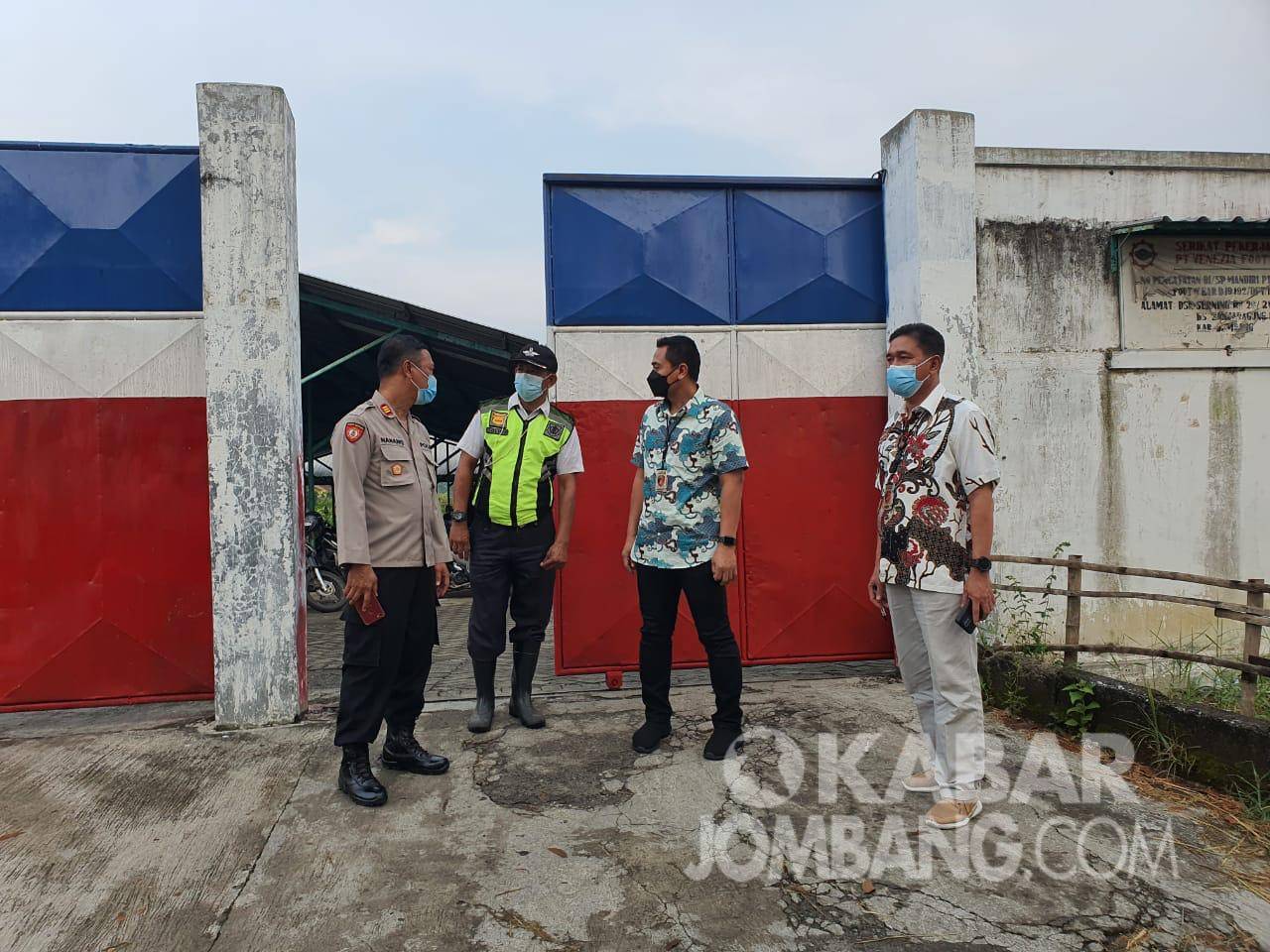Polisi mendatangi PT Venezia Footware di Bareng, Jombang. KabarJombang.com/Daniel Eko/