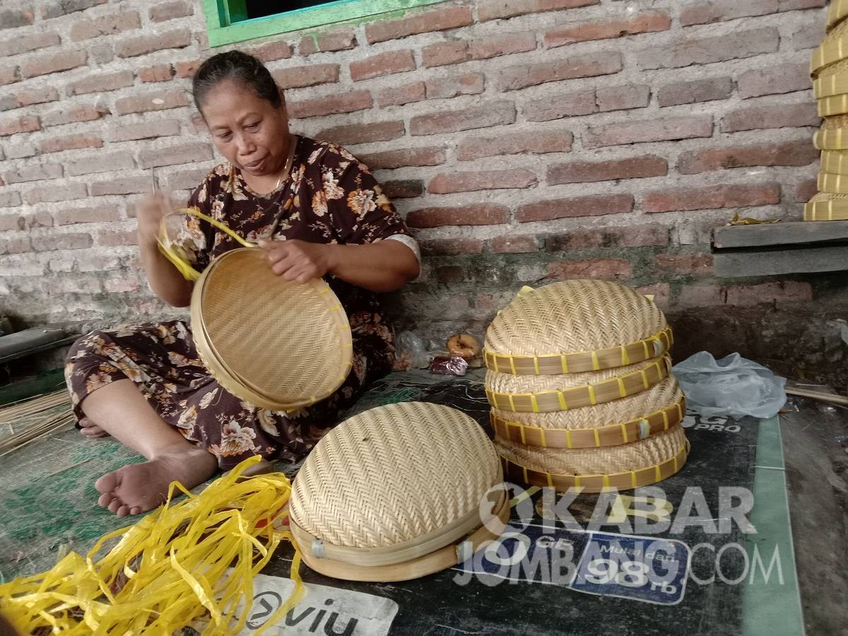 Pengrajin bambu di Dusun Tulungrejo, Desa Segodorejo, Kecamatan Sumobito, Jombang, Rabu (26/5/2021). KabarJombang.com/Anggraini Dwi/