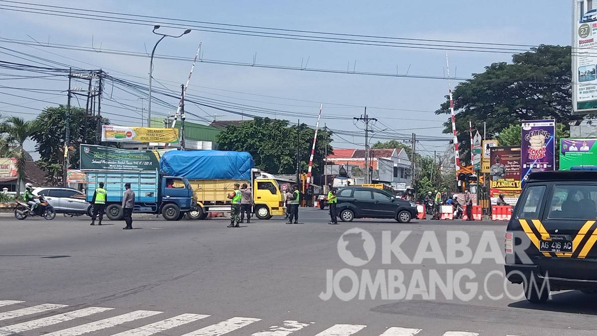 Pengalihan arus lalu lintas di Perempatan Jomplangan Jombang. KabarJombang.com/Daniel Eko/