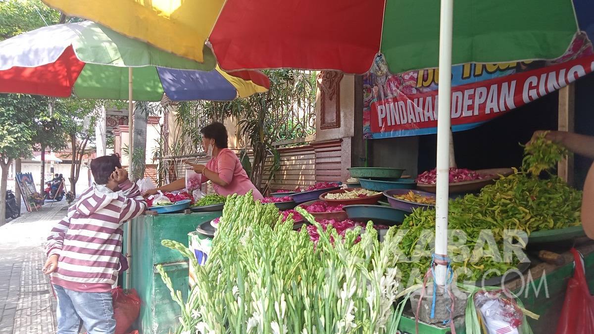 Lapak penjual kembang di Jalan R.E Martadinata, Jombang. KabarJombang.com/Daniel Eko/