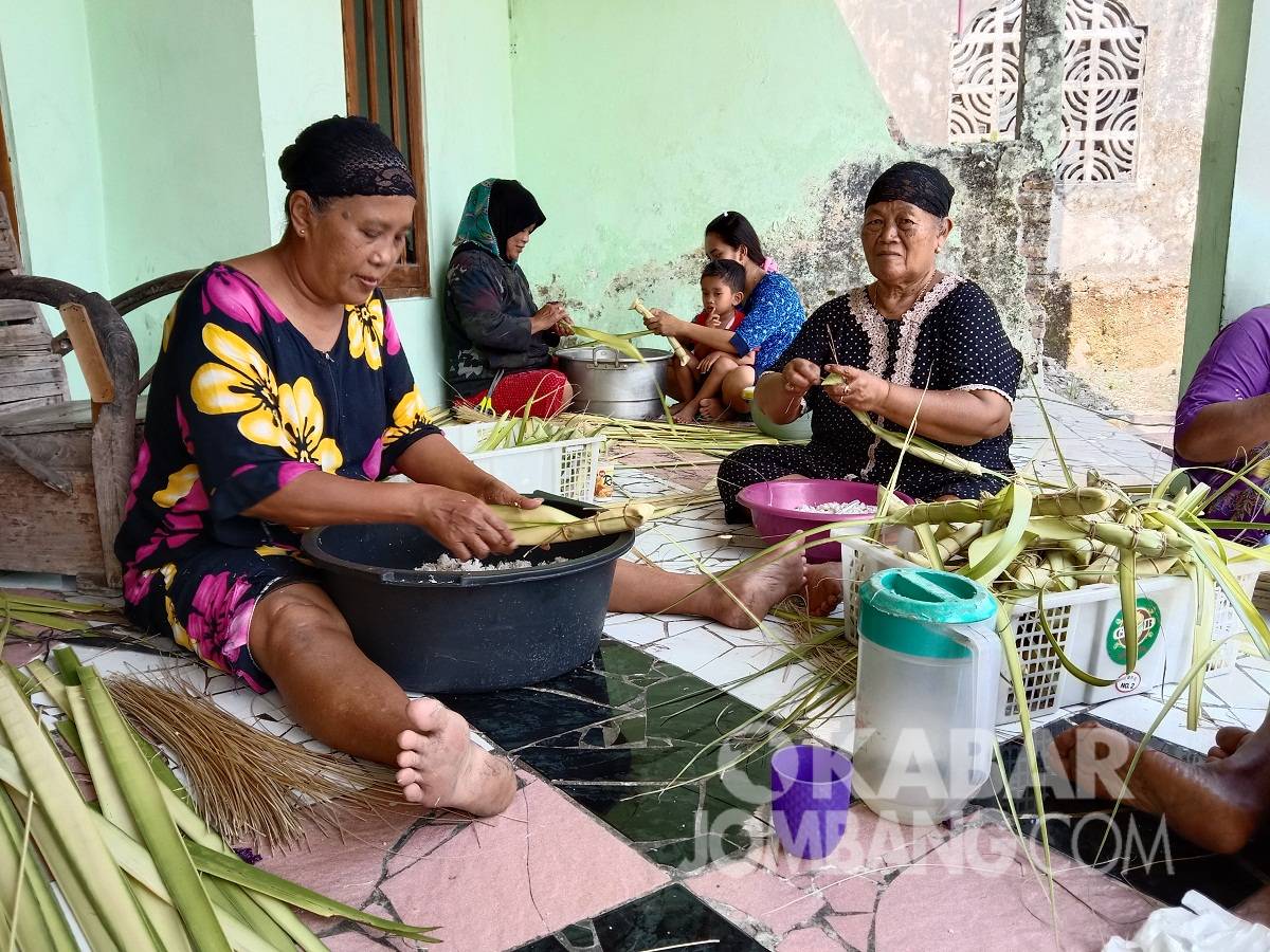 Pengrajin ketupat di Dusun Ngembeh, Desa Ngumpul, Kecamatan Jogoroto, Jombang, Selasa (18/5/2021). KabarJombang.com/Anggraini Dwi/