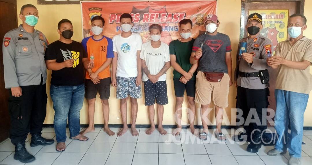 Tersangka penyalagunaan narkoba jenis sabu diamankan di Polsek Jombang Kota. KabarJombang.com/Istimewa/