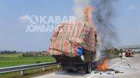 Truk bermuatan kertas terbakar di tol Jombang-Mojokerto, Senin (24/5/2021). KabarJombang.com/Istimewa/