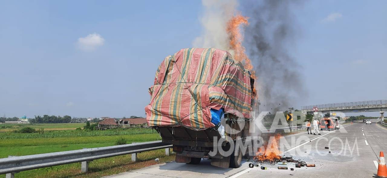 Truk bermuatan kertas terbakar di tol Jombang-Mojokerto, Senin (24/5/2021). KabarJombang.com/Istimewa/