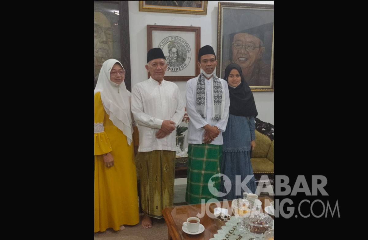 Ustad Abdul Somad (UAS) bersama sang istri Fatimah Az Zahra Salim Barabut silaturahmi ke Ponpes Tebuireng. KabarJombang.com/Istimewa/