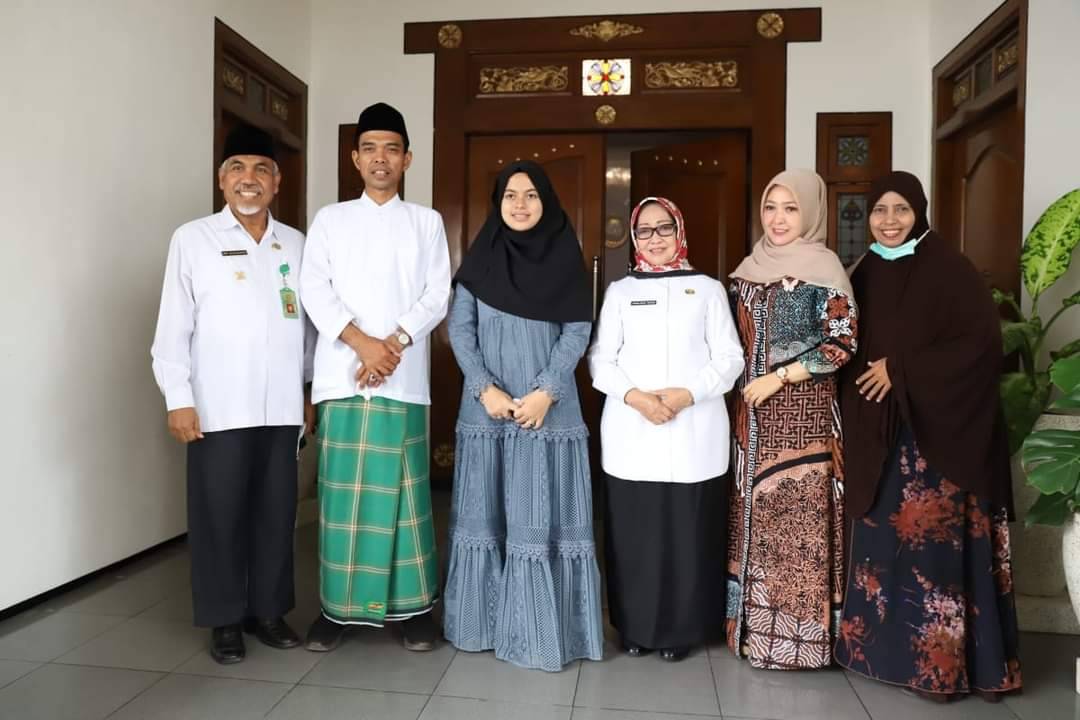 Ustad Abdul Somad (UAS) bersama sang istri Fatimah Az Zahra Salim Barabut (tengah), silahturahmi ke Bupati Jombang Mundjidah Wahab, Rabu (19/5/2021). KabarJombang.com/Istimewa/