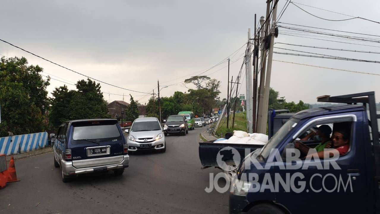 Kepadatan kendaraan terjadi di arah Ploso, Jombang, Senin (24/5/2021). KabarJombang.com/Diana Kusuma/