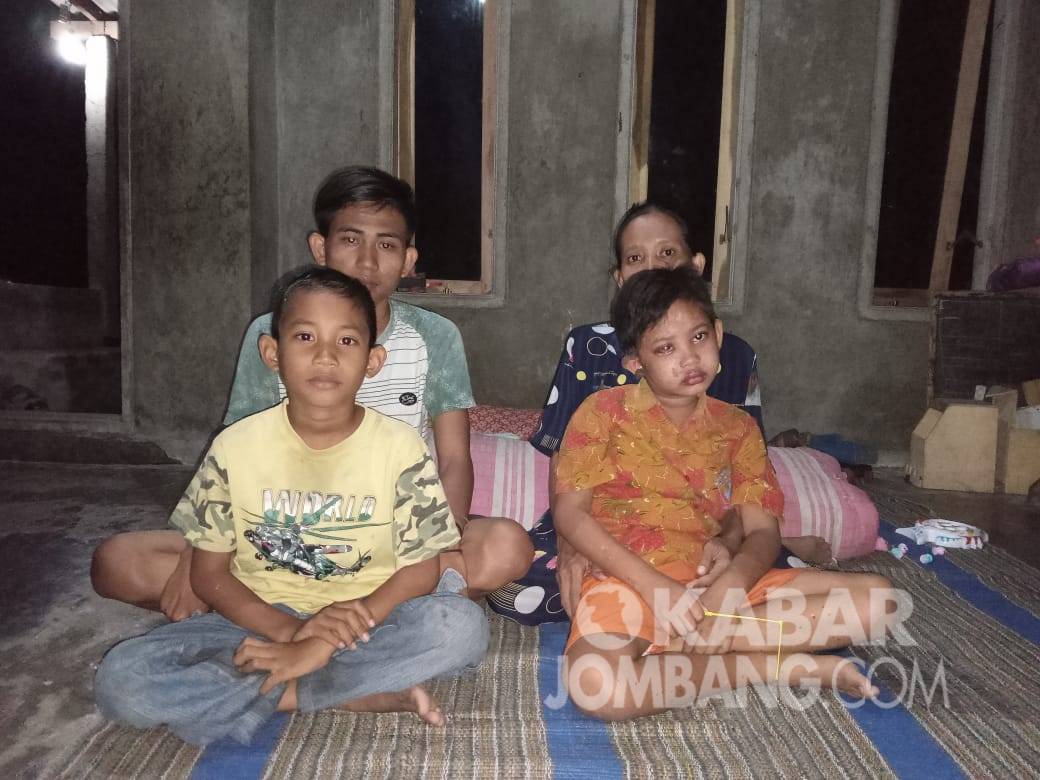 Vaid (kanan), warga Dusun Kedung Caluk, Desa Kedung Bogo, Kecamatan Ngusikan, Kabupaten Jombang bersama ibu dan saudaranya. KabarJombang.com/M Faiz H/