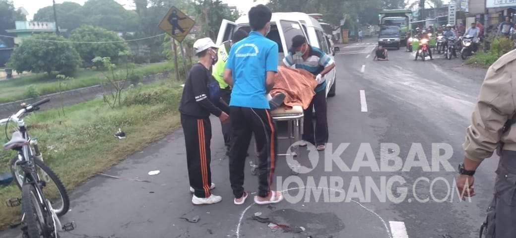 Korban kecelakaan di jalan raya Janti Mojoagung, Jombang saat dievakuasi petugas. KabarJombang.com/istimewa/