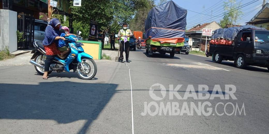 Petugas saat olah TKP kecelakaan di Jalan Raya Dusun Ngrawan, Pesantren, Tembelang, Jombang.