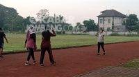 Muda mudi olahraga di dalam stadion Merdeka Jombang. KabarJombang.com/M Faiz H/