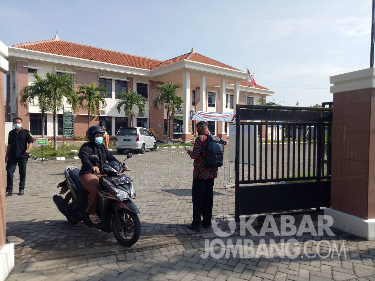 Pengadilan Agama Jombang ditutup tiga hari. KabarJombang.com/Diana Kusuma/