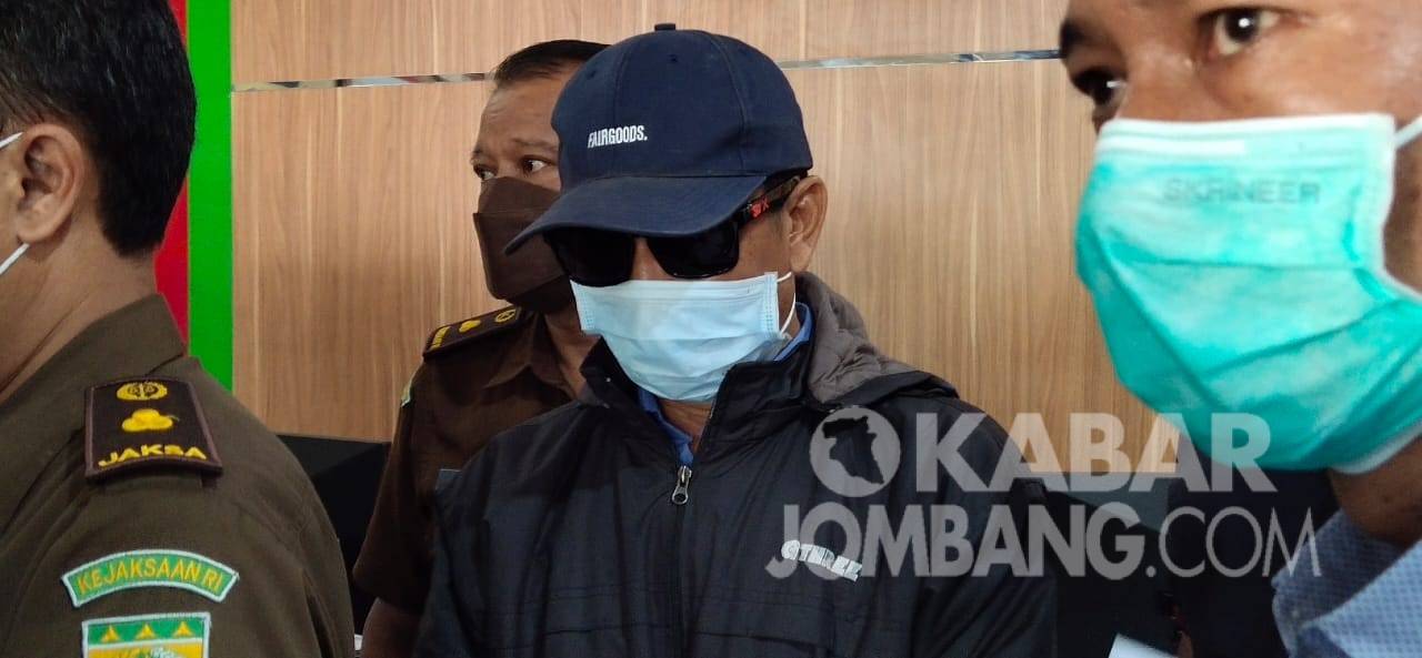Solahudin (bertopi) tersangka kasus korupsi pupuk bersubsidi tahun 2019 saat ditahan Kejari Jombang. KabarJombang.com/Diana Kusuma Negara/