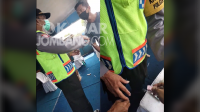 Tangkapan layar video oknum polisi diduga lakukan pungli ke pengendara di pos check poin Kabuh, Kabupaten Jombang.