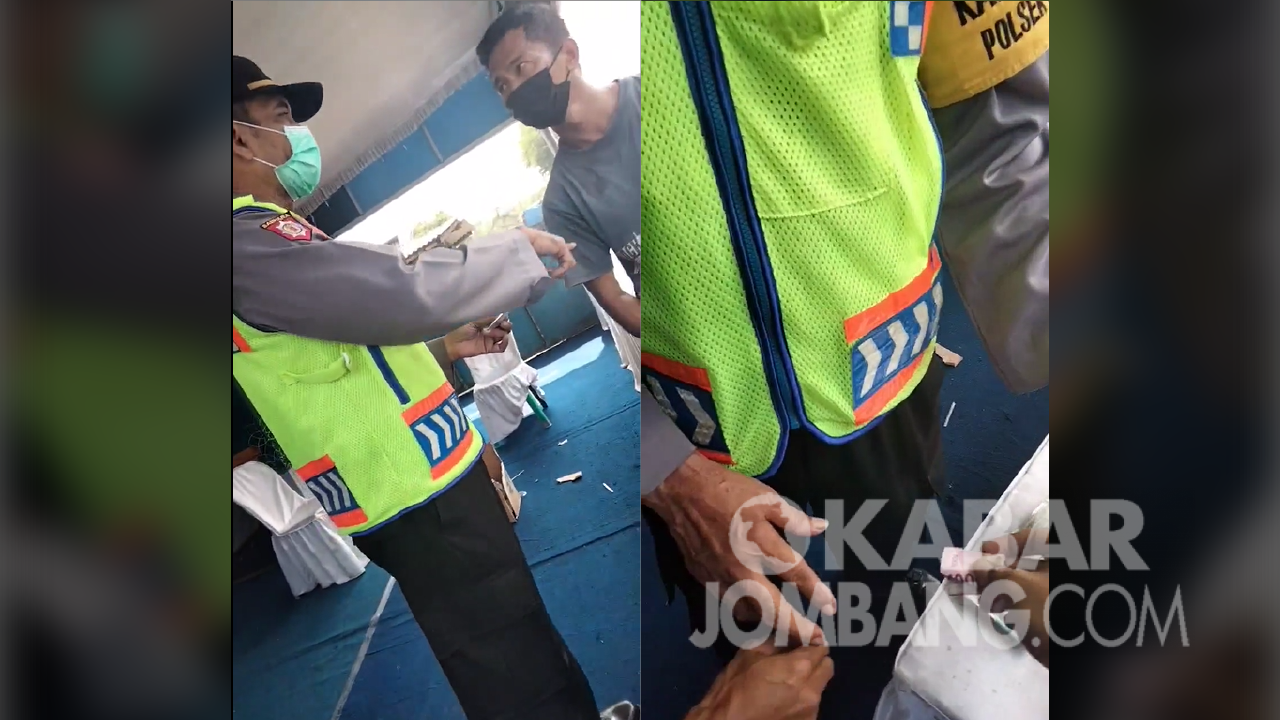 Tangkapan layar video oknum polisi diduga lakukan pungli ke pengendara di pos check poin Kabuh, Kabupaten Jombang.