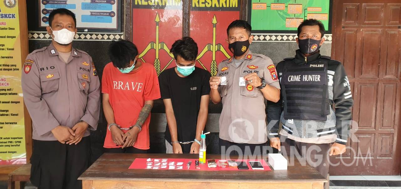 Kakak beradik pengedar sabu diamankan di Polsek Mojowarno Jombang. KabarJombang.com/Istimewa/