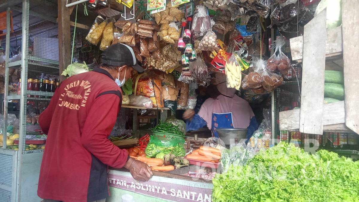 Penjual kebutuhan pokok di pasar pon Jombang. KabarJombang.com/Daniel Eko/