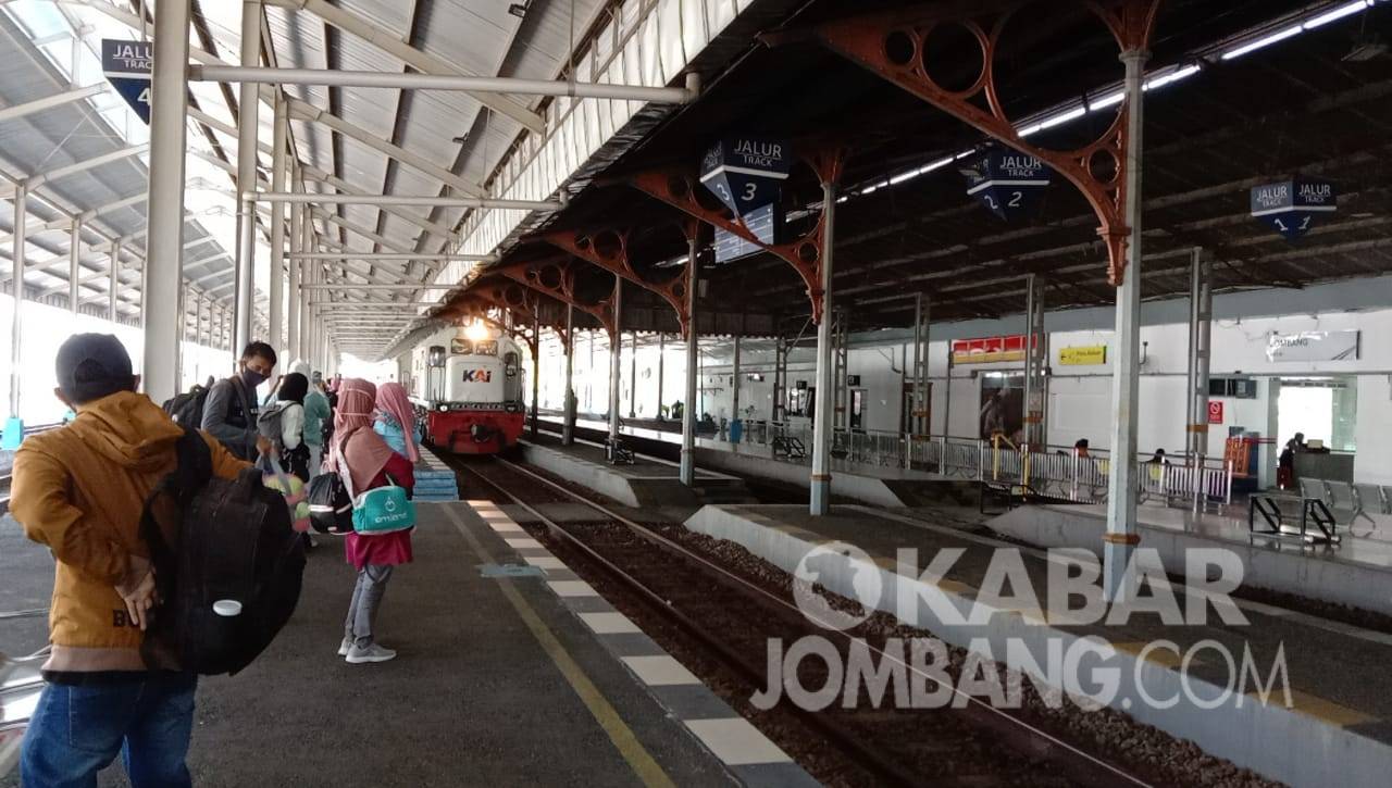 Calon penumpang KA saat berada di stasiun Kabupaten Jombang. Kabarjombang.com/Daniel Eko/