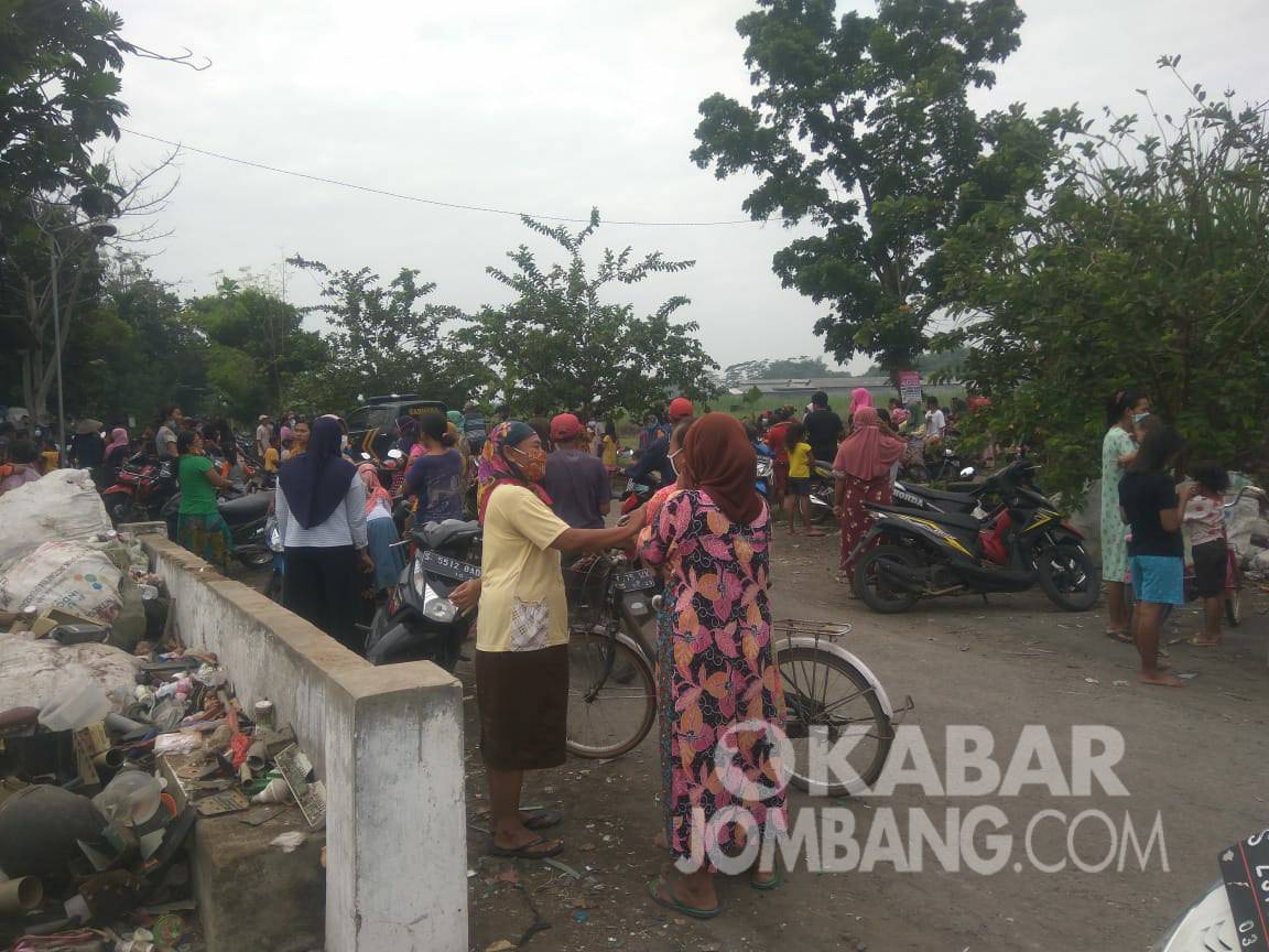 Warga memenuhi lokasi penemuan mayat bayi di Kendalsari, Kecamatan Sumobito. Kabarjombang.com/Muji Lestari/