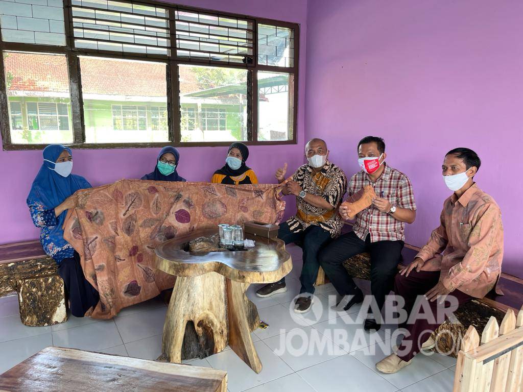 Batik Ecoprint SMPN 4 Jombang diapresiasi Kepala Dinas Pendidikan dan Kebudayaan Jombang.