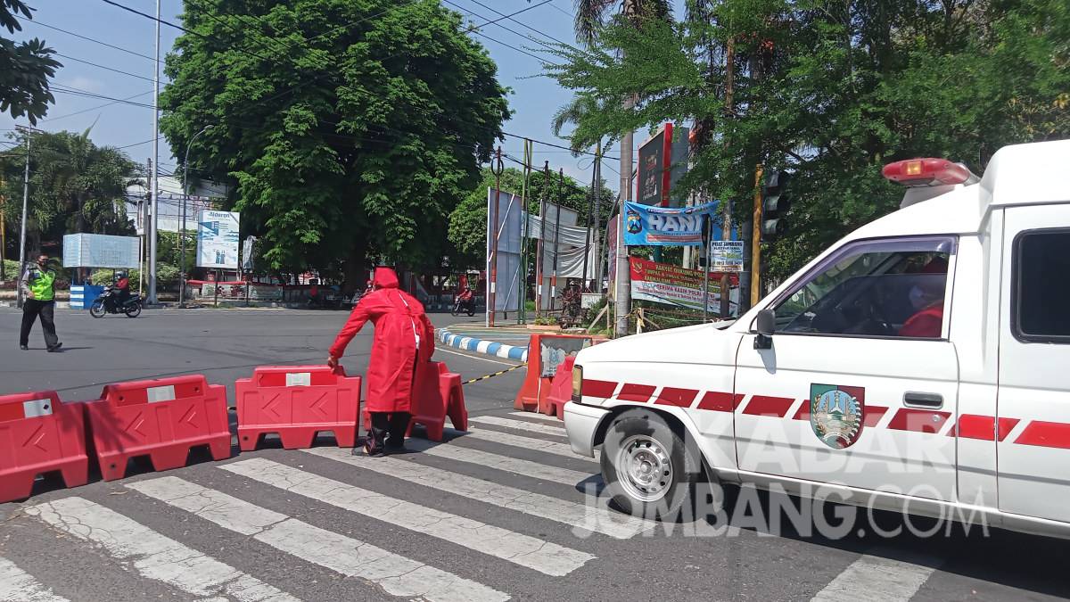 Mobil ambulance nampak kebingungan memasuki jalan utama dan harus menggeser penyekat jalan. Kabarjombang.com/Daniel Eko/