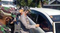 Kapolres Jombang AKBP Agung Setyo Nugroho memutar balik kendaraan di pos penyekatan Bandarkedungmulyo, Jumat (9/7/2021). Kabarjombang.com/Diana Kusuma Negara/