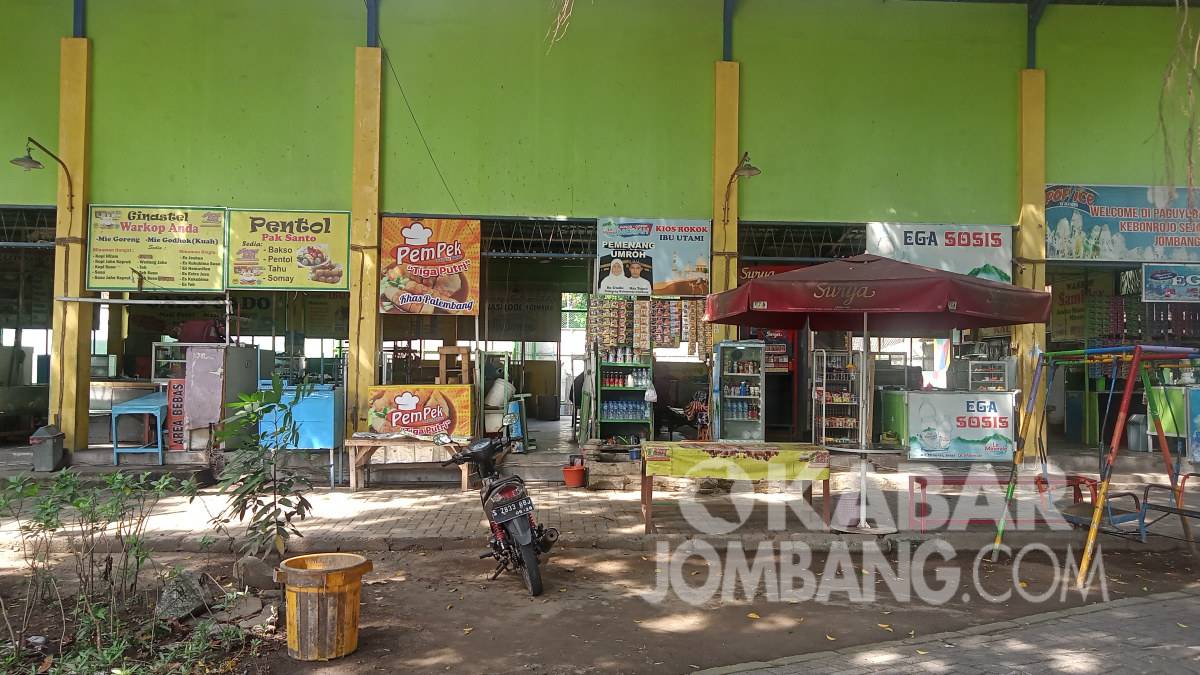 Lapak pedagang di Kebonrojo Jombang sepi pembeli imbas PPKM Darurat. Kabarjombang.com/Daniel Eko/