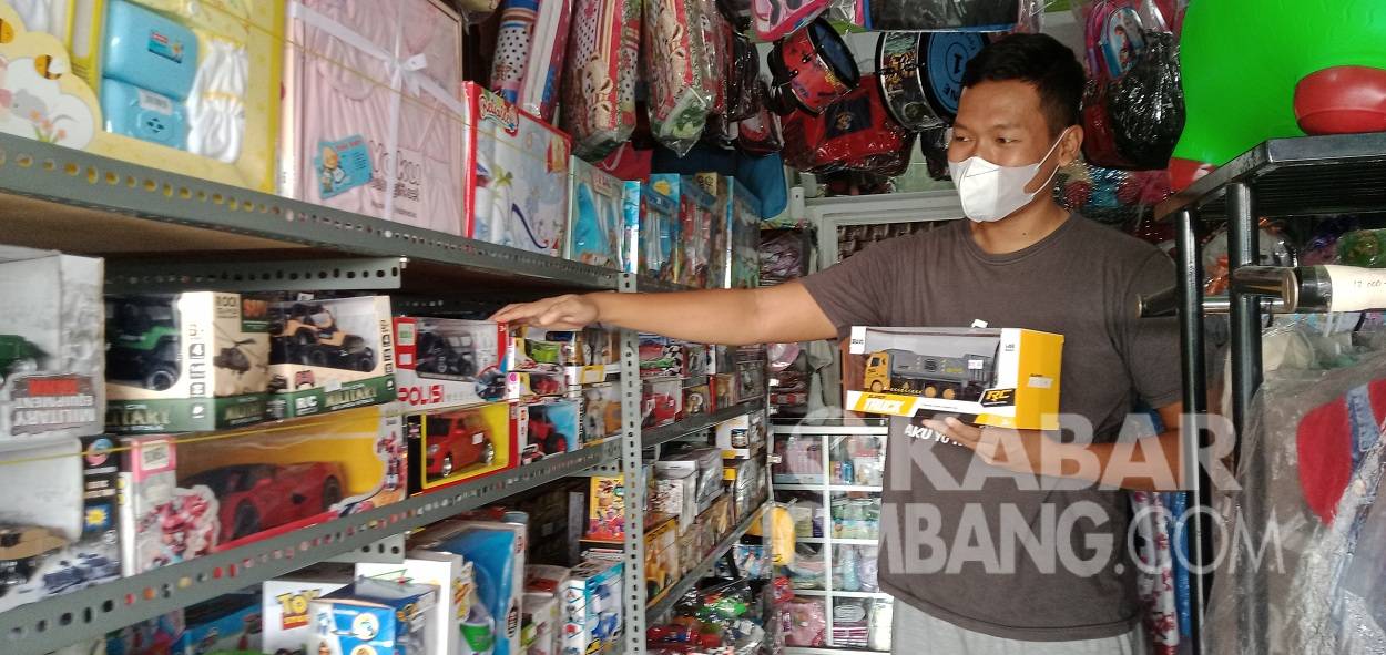 Fernando Yorizki Abmi, pemilik usaha toko mainan asal Karangpakis, Kabuh, Jombang.Fa'iz