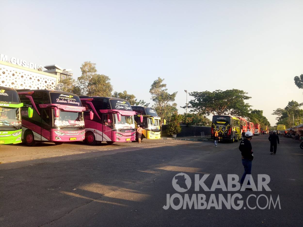Belasan Bus Keliling Jombang, Bukan Demo PPKM Hanya "Manasi Mesin"