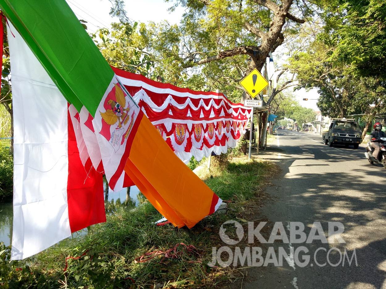 Cerita Diki Penjual Bendera Musiman, Korban PPKM Pilih Jombang Sebagai Tempat Usaha