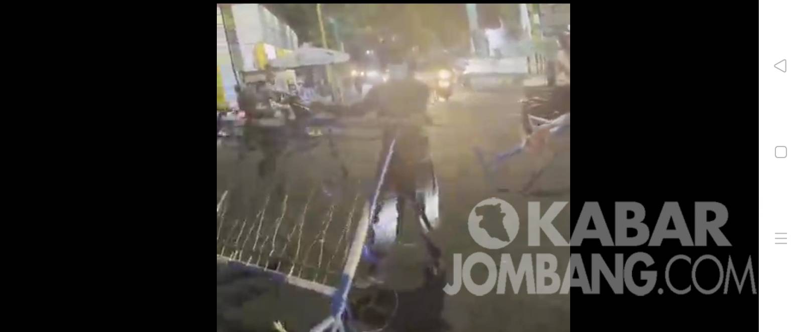 Tangkapan layar video yang menunjukkan pembatasan jalan ditabrak motor.