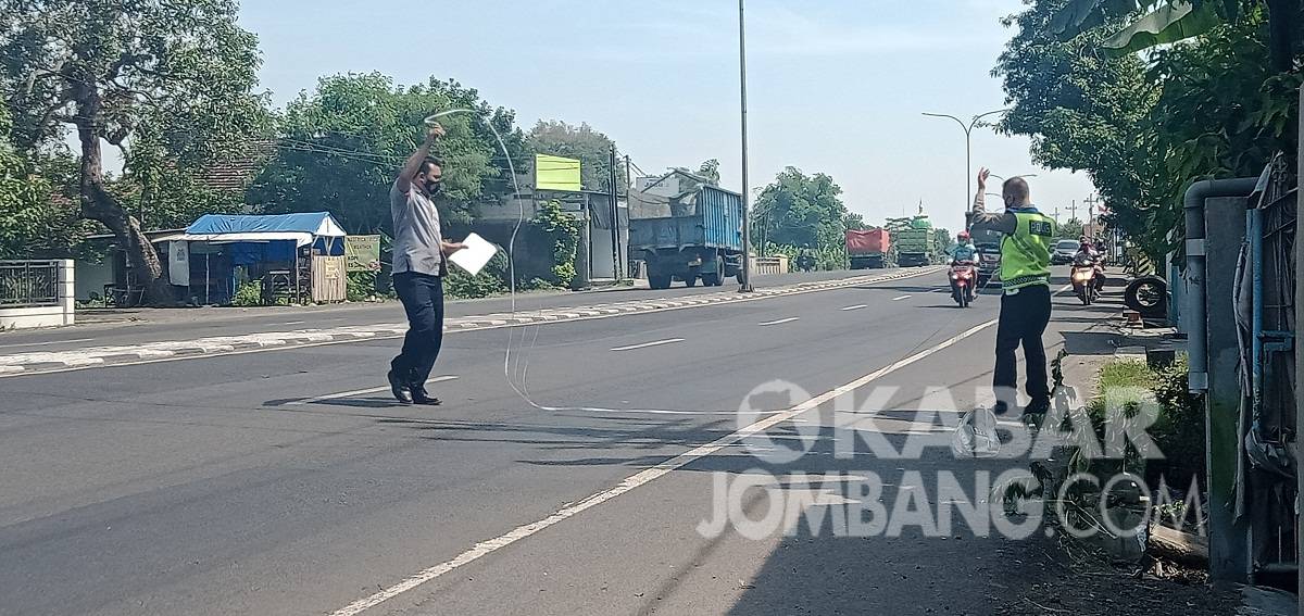 Polisi melakukan olah TKP di lokasi kecelakaan pasutri di Mojoagung, Jombang, Rabu (7/7/2021). KabarJombang.com/M Faiz H/