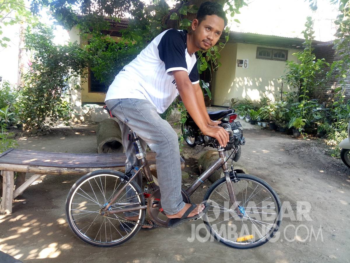 Avi, salah satu pecinta sepeda minitrek di Jombang. KabarJombang.com/Diana Kusuma/