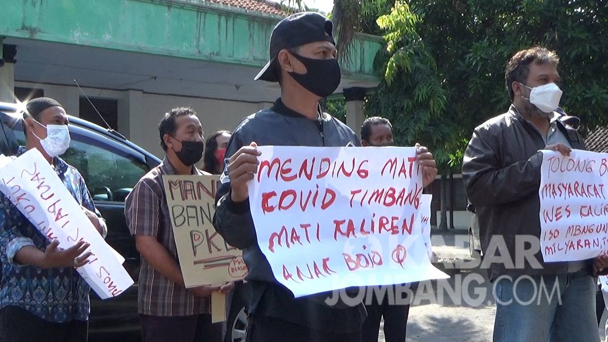 Puluhan PKL menggeruduk kantor Disperindag Jombang, Kamis (15/7/2021).