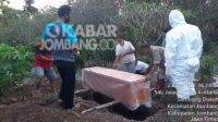 Tangkapan layar pemakaman jenazah covid-19 tanpa mengenakan APD di Jombang.