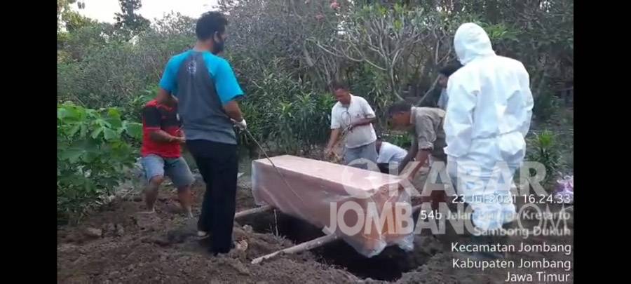 Tangkapan layar pemakaman jenazah covid-19 tanpa mengenakan APD di Jombang.