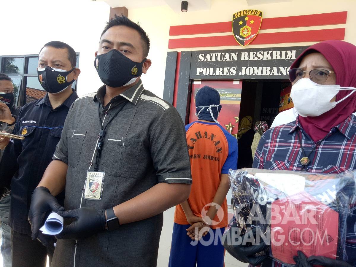 Polisi melakukan press rilis kasus pembuangan bayi di Sumobito, Jombang. KabarJombang.com/Diana Kusuma/