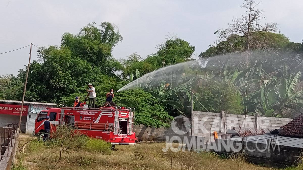 enyemprotan disinfektan melalui mobil damkar di Desa Sambong, Jumat (30/7/2021). KabarJombang.com/Daniel Eko/