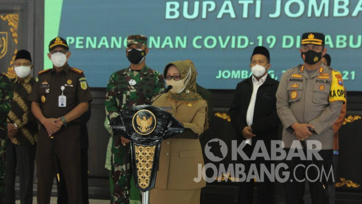 Bupati Jombang, Mundjidah Wahab ketika press conference di Pendopo Jombang.