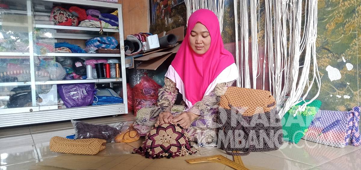 Ria Trans Suci membuat tas makrame di Desa Jelakombo, Kabupaten Jombang. KabarJombang.com/M Faiz H/