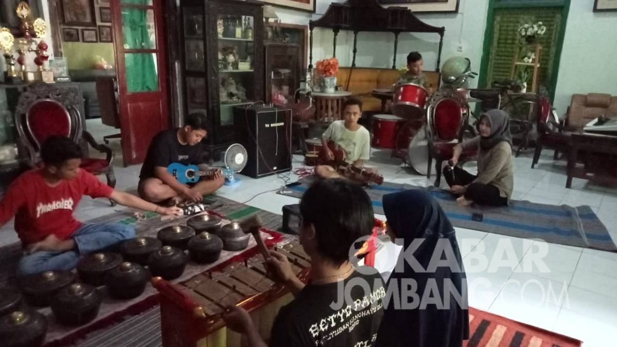 Vifa bersama sebagian temannya saat memainkan musik tradisional di dalam rumahnya. KabarJombang.com/M Faiz H/