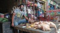 Pedagang di pasar Ploso, Jombang menunggu pembeli. KabarJombang.com/M Faiz H/